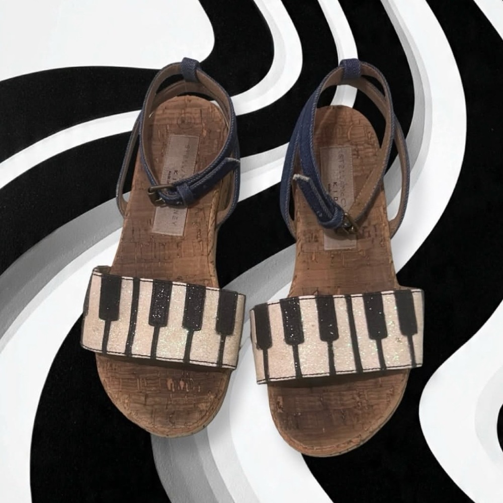 Stella M Piano Linda Sandals
Good condition 
11.5 little kid
Sparkly